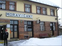 Nádraží Moravičany: Loštice nemají železnici. Moravičany ano - je to 3,7 km po modré značce.