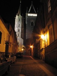 ulice Karlova: v pozadí zvonice z 15. st.