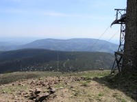 pohled od horní stanice lanovky: v pozadí Černá hora