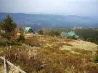 Łabski Kocioł pohled ze stezky Ścieżka nad Reglami na chatu Schronisko Pod Łabskim Szczytem(květen 2014)