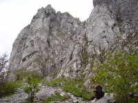 Jasinia Raptawicka - pohled z výstupu k jeskyni (květen 2014)