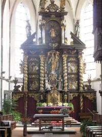 oltář v kostele sv. Jakuba: Původně gotický kostel patří k významným památkám města.