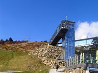 Velký Javor - bezbarierový výtah od turistických chat k horní stanici lanovky (září 2017)