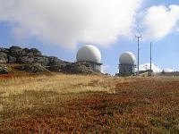 Velký Javor -  dvě radarové kopule pod hlavním vrcholem (září 2017)