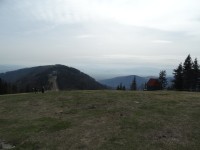 Klimczok - pohled z vrcholu k Živeckým Beskydům - duben 2016