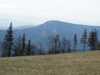 Klimczok - pohled z vrchu na nejvyšší vrchol pohoří - Skrzyczne - duben 2016