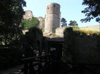 před vstupem do hradu