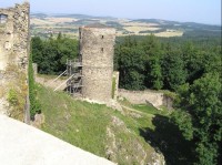 pohled s výhlídkové věže k druhé věži