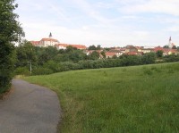 Jevišovice - pohled od západu: Pohled z modré turistické trasy vedoucí nad přehradu. (8.8.2006)