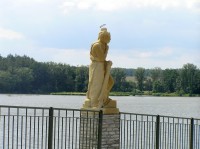 socha na hrázi Plenkovického rybníka