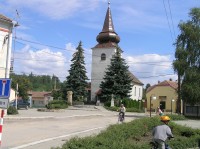 Plenkovice - náves s kostelem sv. Vavřince (srpen 2006)