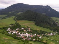 pohled z "Bosman" (osada Kostolec, nad ní hora Drieňovka, na pozadí Veľký Manín)