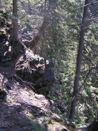 skalní stěny v lesích nad vodopádem