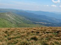 Bliznica - pohled severně od vrholu k středisku Drahobrat. Na obzoru vrcholy Gorgan (srpen 2018)