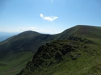 Bliznica - (vpravo) - pohled ze sedla mezi oběma vrcholy k jihu. Vrchol vlevo - polana Bliznica (srpen 2018)