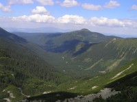 Roháčská dolina - typická dolina ledovcového původu (z fotografie je dobře patrný profil doliny ve tvaru písmene "U")(pohled z trasy od Čvrtého Roháčského plesa do Spálené doliny)(v centru fota: hora Osobitá, úplně v pozadí Babia hora v Oravských Bes