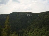 Geravy - prudké jižní srázy planiny (Gačovská skala nad Dedinkami) (foto z lanovky)