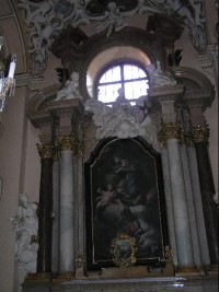 Bazilika - jeden z bočních oltářů