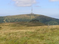 nejvýšší polohy NPR Praděd (pohled z Vysoké hole (1464 m) na  Petrovy kameny (1438 m) a Praděd (1491 m))