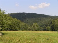 pohled z údolí Moravice na kopec Valach (rezervace leží na jeho úbočí)