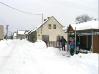 autobus. zastávka v Malé Košatce: zima 2006