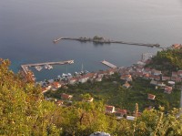 Trpanj - přístav (pohled z hory nad osadou)