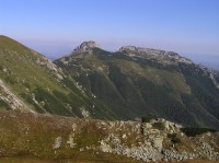 pohled z traverzu pod vrcholem Suchego Wierchu Kondrackiego přes velký suťový val na Giewont