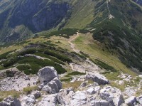 Wielki Giewont - pohled z vrcholu na výstupovou trasu ze sedla Przelecz Kondracka 