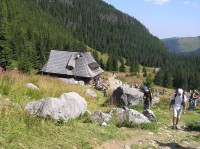  Dolina Kondratowa - balvany u Schroniska na Hali Kondratovej + zástup turistů směřujících na Giewont