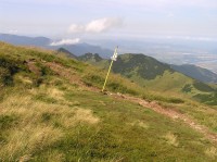Malý Kriváň - rozcestník na hřebenové trase pod vrcholkem Malého Kriváňa (odtud na vrchol je jen 20 m) (srpen 2010)