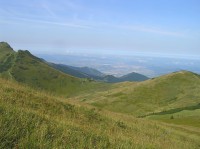 Koniarky - (vrchol vpravo, uprosřed Sedlo pred Koniarkami oddělující horu od Malého Kriváně - vlevo) (září 2010)
