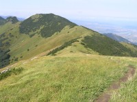 Stratenec - pohled na horu od východu, ze sestupu z Malého Kriváňa do sedla Priehyb (srpen 2010)