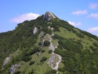 Biele skaly - pohled na hlavní vrchol ze sedla mezi hlavními vrcholy (červen 2006)