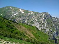 Malolúčniak - vrchol se severní rozsochou nazývanou Czerwony Grzbiet ukončenou skalnatými srázy Wielkiej Turnie (červen 2019)