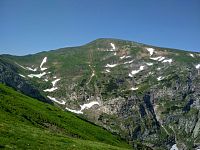 Malolúčniak - pohled na vrchol z trasy od sedla Kondracka Przełęcz (červen 2019)