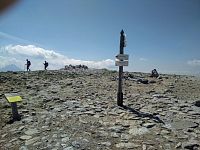 Malolúčniak - rozcestník na vrcholu hory (červen 2019)
