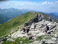 Ciemniak - pohled na vrchol při klesaní z Krzesanice (červen 2019)