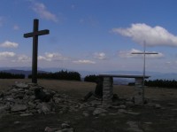 Pisko - kříž a obětní stůl na vrcholu (květen 2011)