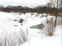 ledem sevřená Ondřejnice: foto z posledního mostu na célém toku - dřevěné lávky na naučné stazce mezi Proskovicemi a Košatkou, asi 1 km před soutkem s Odrou (zima 2006)