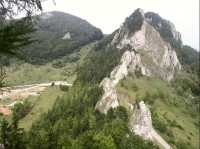 pohled z hradu k severovýchodu.: vpravo skupina Vršatských bradel, vlevo vrch Chmeĺová(925mn.m.)druhá nejvyšší hora Bielych Karpat.