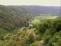 Údolí Dyje před Hardeggem a pohled na horní hranu hardeggských skal: pohled z vyhlídkového altánu