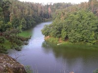 pohled na jevišovickou přehradu: Z vyhlídky na modré tur. značce za autokempem "Veselka"