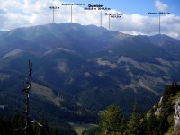 Ďumbier - lokalizace obou vrcholů při pohledu od severovýchodu (z hory Ohnište) - (září 2013)