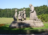 sousoší babičky s dětmi od Otto Gutfreunda