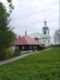 kostel a fara v Uhřínově