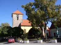 kostel sv. Jiljí: Kostel sv. Jiljí, výšková dominanta obce, postavený koncem 13. století v gotickém slohu, byl barokně přestavěn v 18. století. 