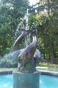 Kašna s delfíny ( A.Kuchař, 1994 )