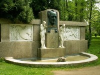 Pomník J.W.Goetha: Vytvořil jej v roce 1902 chebský sochař Karl Wilfert ml. 
Po stranách Goethovy busty jsou  mramorové plastiky Pravda a Krása.
Reliéfy znázorňují Drama a Lyriku.
