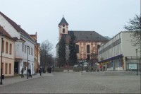 Pohled z náměstí na kostel