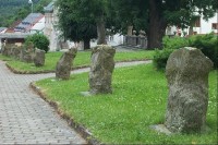 Křížová cesta s kameny pojmenovanými podle pracovních táborů